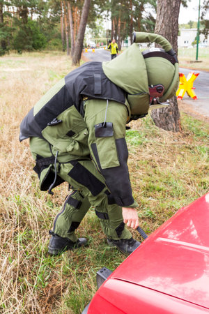 police explosives expert in actionの写真素材