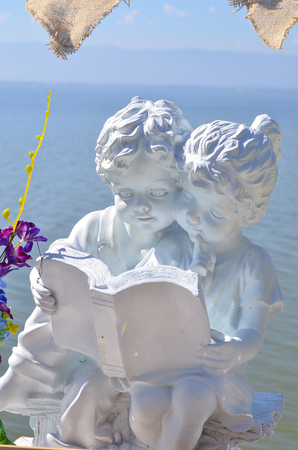 boy and girl statue read  bookの写真素材