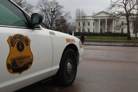 Washington DC - March 14, 2009 - Secret service car with a watchful eye on the White Houseのeditorial素材