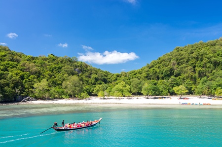 SAMUI, THAILAND - JUNE 29 group of passenger tour on Long-tailed boat ship to beach on June 29, 2013 in SAMUI island, Thailand のeditorial素材