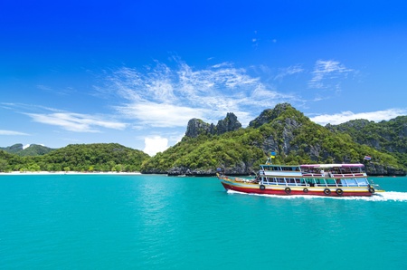 SAMUI, THAILAND - JUNE 30  undefined big boat of traveler ship over the sea in front of a part of SAMUI island on June 30, 2013, Thailandのeditorial素材