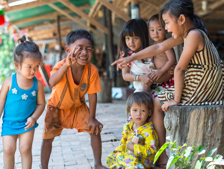SIEM REAP, CAMBODIA - MAY 2 : Unidentified childrens of Cambodian at kabal spean on May 2, 2015 in Siem Reap, Cambodiaのeditorial素材