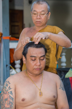 SAMUTPRAKA, THAILAND - MAY 31: The ordination ceremony, cutting the hair process new priest on May 31, 2015 at phra samut chedi temple in Samutprakan, Thailand, This is Thai Culture for Every Man Becoming a New Monk or Priest.のeditorial素材
