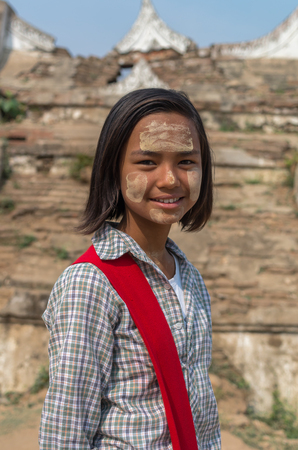 MANDALAY, MYANMAR - MARCH 12 : Unidentified Burmese girl with traditional thanaka on her face on March 12, 2016 in Mandalay, Myanmar.Thanaka is a yellowish-white cosmetic paste made from ground barkのeditorial素材