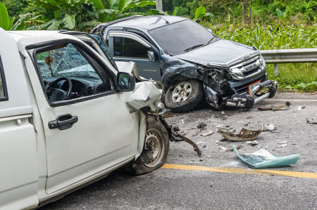 NAN, THAILAND - OCT 25 : Undefined Car crash accident on the street of mountain on October 25, 2016 in Nan province, Thailandのeditorial素材