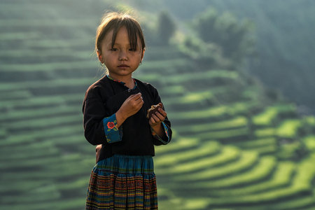 YENBAI - SEP 22 : Undefined Vietnamese Hmong children are eattng over the rice terrace on september 22, 2017 at mu cang chai district,Yenbai province, northwest of Vietnam.のeditorial素材