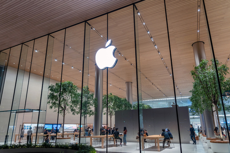 BANGKOK, THAILAND - NOVEMBER 2018 : Apple store new opening shop with logo at the iconsiam department store on November 12, 2018 in bangkok, Thailand, Many crown people and customer visit.のeditorial素材