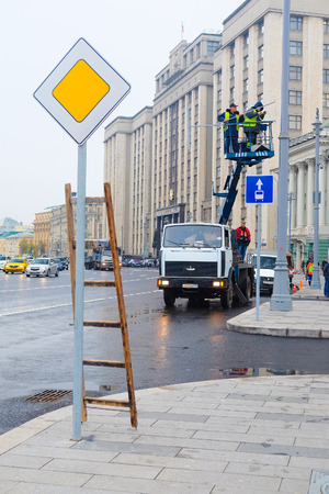 Moscow, Russia - October, 7, 2016: workers works on a lift on Ohotniy Riad street in a center of Moscow, Russiaのeditorial素材