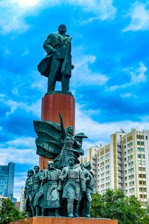 Monument of Vladimir Lenin in the center of Moscow on Kaluzhskaya squareのeditorial素材