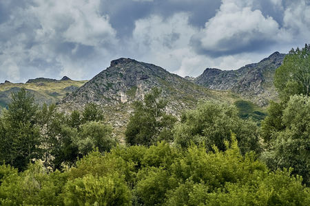 Beautiful landscape of steppe and stone mountains along the road from the city of Ust-Kamenogorsk to the Sibiny lakes (RU: Sibinskiye Ozora: Sadyrkol, Tortkara, Shalkar, Korzhynkol), East Kazakhstanの写真素材