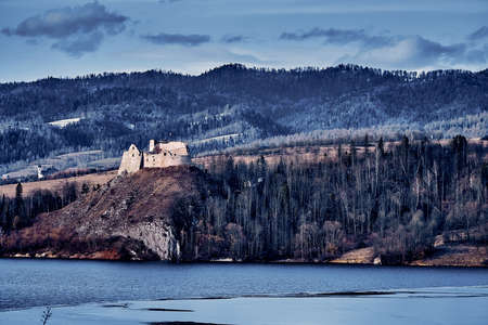 Beautiful panoramic view to the ruins of Czorsztyn Castle, located in the southernmost part of Poland in Czorsztyn, at Czorsztyn Lake within Pieniny National Park borders, near Niedzica Castle, PLの写真素材