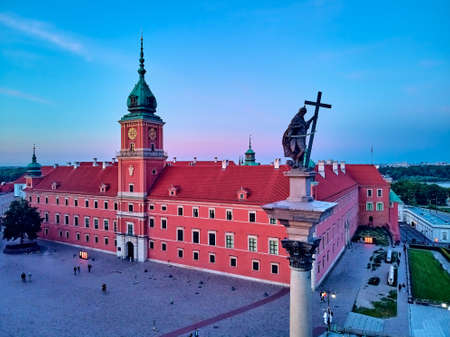 Beautiful panoramic aerial drone view on Warsaw Old town (Stare Miasto) - the oldest district of Warsaw (13th century), Royal Castle, square and the Column of Sigismund III Vasa at sunset, Polandのeditorial素材