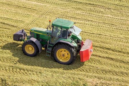 At the Alexanderhof biogas plant in Hochdorf-Assenheim, the freshly harvested silo maize is unloaded and rolled tightly to remove oxygen (Hochdorf-Assenheim, Germany, September 22, 2021)のeditorial素材