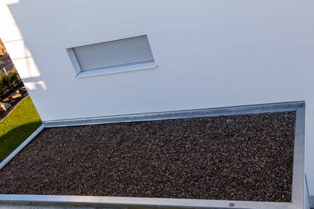 Well-sealed garage roof backfilled with pebblesの写真素材