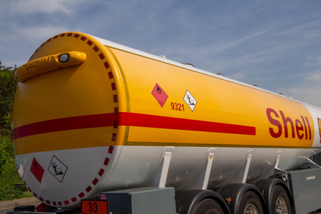Shell Truck on the highway (A 6 near Kaiserslautern, Germany, May 10, 2022)のeditorial素材