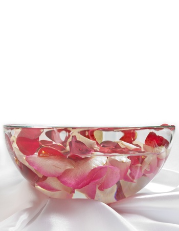 	rose petals in bowl with waterの写真素材