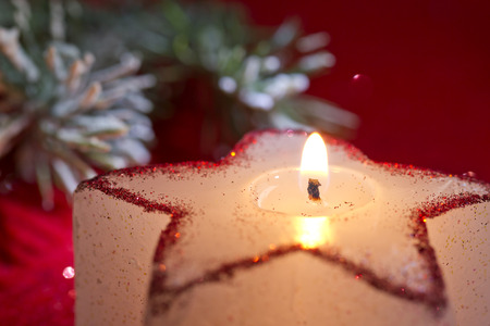 Christmas candle star in red closeupの写真素材