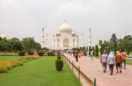 Taj Mahal green park and tourists. Agra in Indiaのeditorial素材