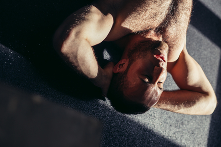 Muscular man exercising doing sit up exerciseの素材 [FY31091704789]