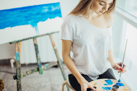 Art therapy classes in workshop.