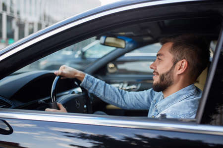 happy man is going to visit a city. travel and trip conceptの写真素材