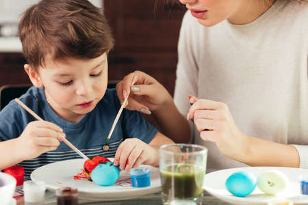 In Handcraft workshop for families, woman and male child. Learning new skills. Spending time together. The children are encouraged to pursue activities of their choice like creative artsの写真素材