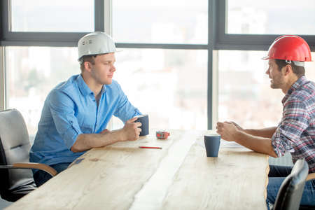 freindly conversation between builders. side view photoの写真素材