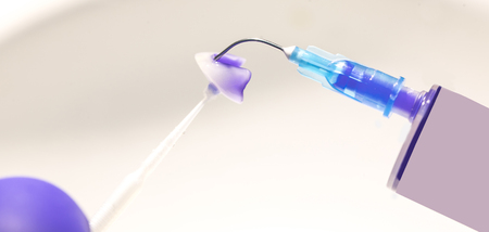 Dentist processes the solution with new veneersの写真素材