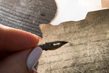 womans hand with an old pen writes a note. close-upの写真素材