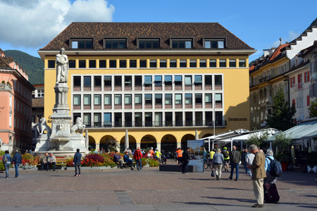 Piazza Walther with tourists at the Monument to the poet Walther von der Vogelweide in the Old town of Bolzano in South Tyrol.のeditorial素材