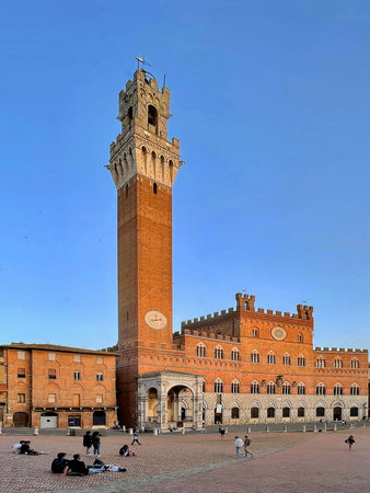 Palazzo Pubblico and Torre del Mangia on the Piazza del Campo in Siena - Italy.のeditorial素材