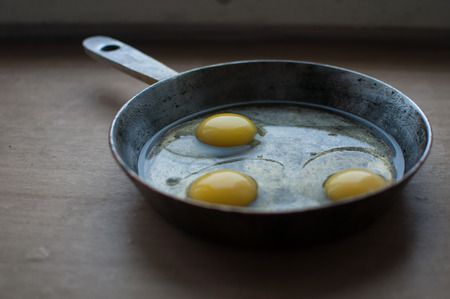 Raw eggs in the panの写真素材
