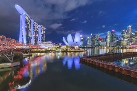 Capture the stunning night view of Singapore's Marina Bay, showcasing the vibrant skyline and reflections on the water. A perfect blend of modern architecture and city life.の写真素材