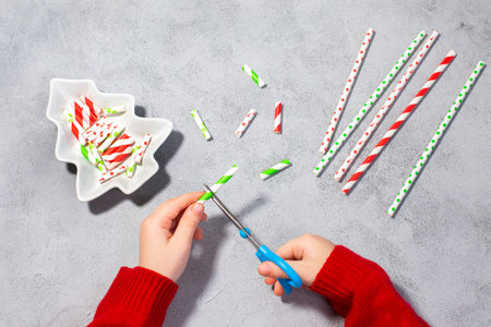 Christmas wreath ormaments from paper straw. Step 2