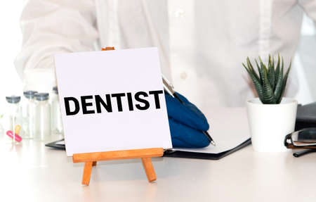 Dentist sign in a woodの写真素材
