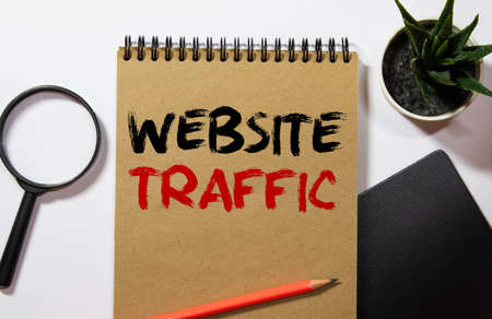 Memo note written with text WEBSITE TRAFFIC isolated on green backgroundの写真素材