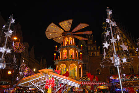 Wroclaw, Poland - December 09, 2017: Many People Walk At The Annual Christmas Marketのeditorial素材