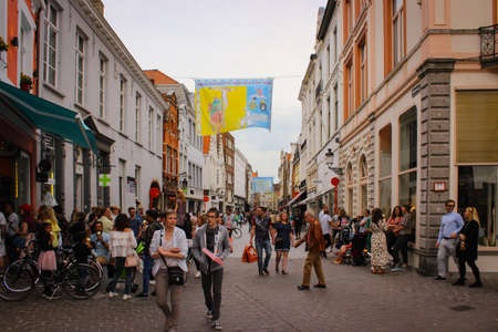 Bruges, Belgium - May 12, 2018: Tourists And Locals Walk On A Sunny Day On Street Spanjaardstraatのeditorial素材