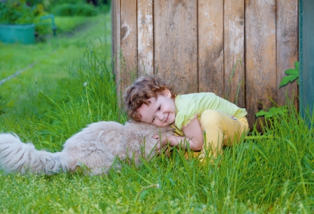 Tender moment between little girl and her feline friendの写真素材