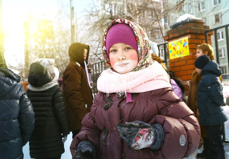 Moscow, Russia Februar 16, 2017: Unidentifyed school kids celebrate Maslenitsa Pancake week - purely Russian Holiday that dates back to the pagan times. People eat pancakes, play folk games, have fun letting long annoying winter out, Moscow, Februar 16, 2のeditorial素材