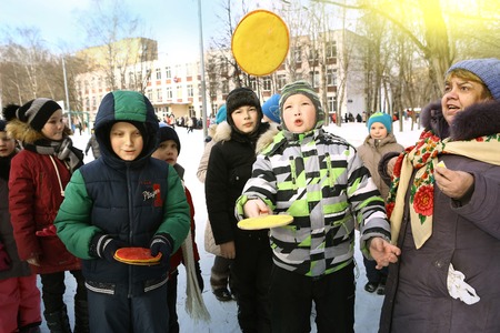 Moscow, Russia Februar 16, 2017: Unidentifyed school kids celebrate Maslenitsa (Pancake week) - purely Russian Holiday that dates back to the pagan times. People eat pancakes, play folk games, have fun letting long annoying winter out, Moscow, Februar 16,のeditorial素材