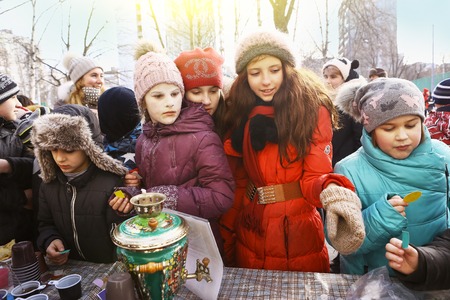 Moscow, Russia Februar 16, 2017: Unidentifyed school kids celebrate Maslenitsa Pancake week - purely Russian Holiday that dates back to the pagan times. People eat pancakes, play folk games, have fun letting long annoying winter out, Moscow, Februar 16, 2のeditorial素材
