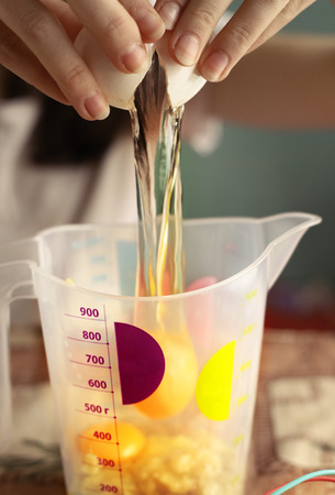 hand break raw egg cooking photo close upの写真素材