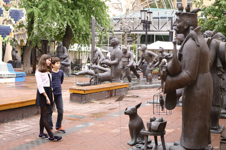Moscow, Russia, May 23, 2017: Unidentified visitors on sculpture open air museum exhibition of georgian sculptor - Zurab Zhereteli in Moscow, May 23, 2017.のeditorial素材