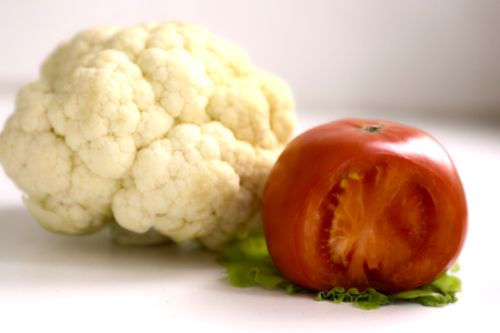 cauliflower tomato salad leaf vegetable composition close up potoの写真素材
