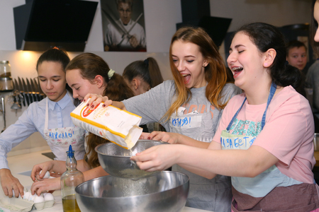 Moscow, Russia, November 21, 2017: Unidentified teenager kids cooking pasta on culinary master class - happy event, devoted to the end of school semester in Moscow.のeditorial素材