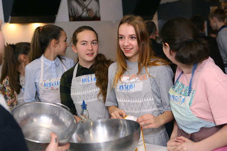 Moscow, Russia, November 21, 2017: Unidentified teenager kids cooking pasta on culinary master class - happy event, devoted to the end of school semester in Moscow.のeditorial素材