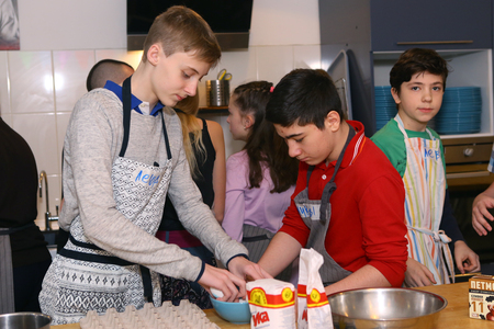 Moscow, Russia, November 21, 2017: Unidentified teenager kids cooking pasta on culinary master class - happy event, devoted to the end of school semester in Moscow.のeditorial素材
