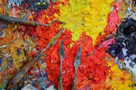 Zoom on a painter's palette in his workshop with toolsの写真素材