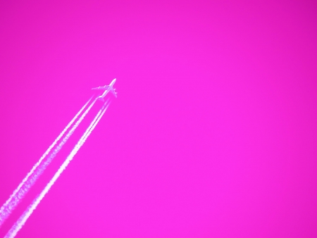 Flugzeug fliegt in den tiefblauen Himmel hinein - Zeit fÃ¼r Urlaub - besonders fÃ¼r Frauen      の写真素材